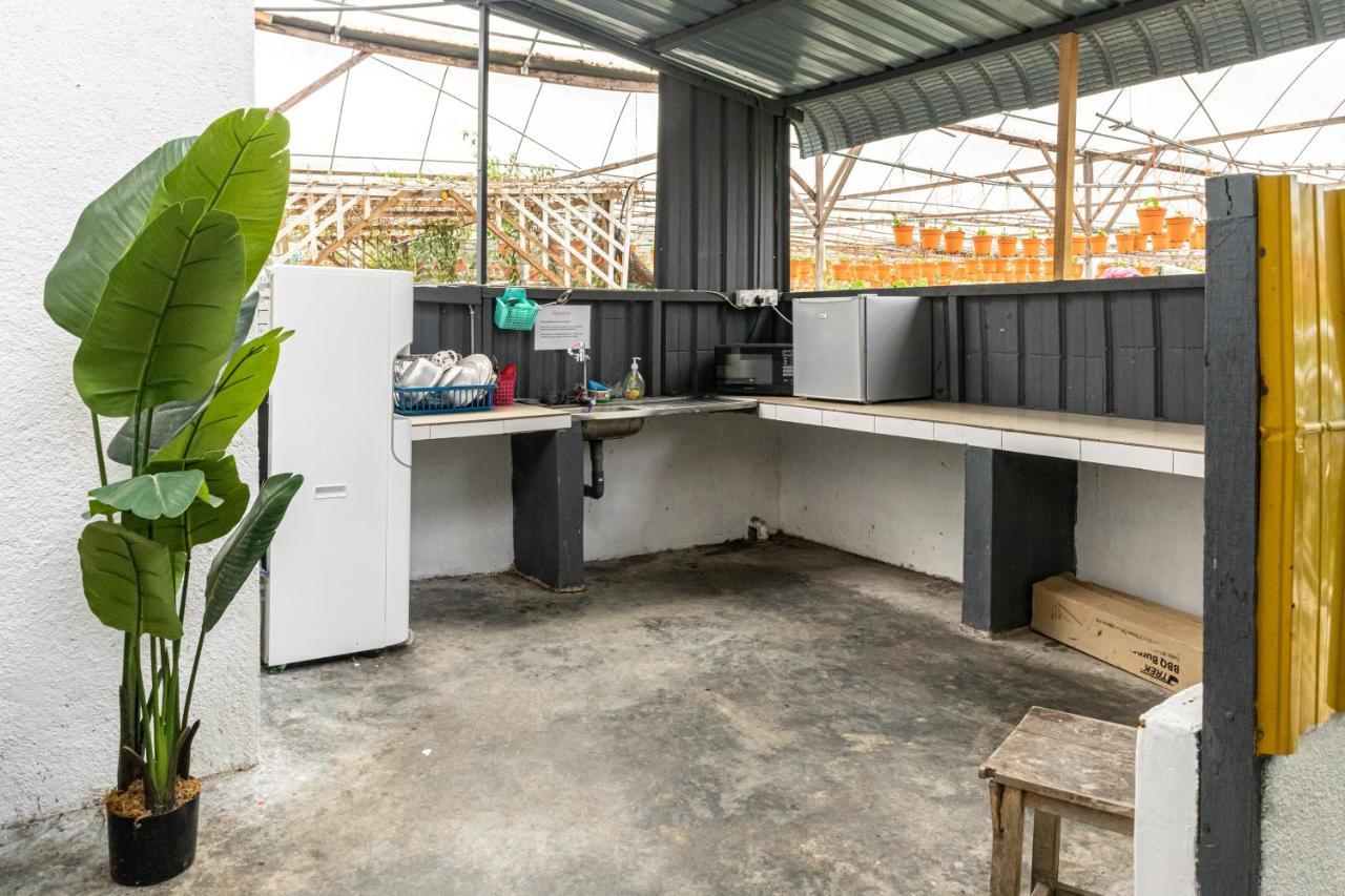 Aiza Homestay Opposite Abang Strawberry Taman Sedia Tanah Rata Ngoại thất bức ảnh